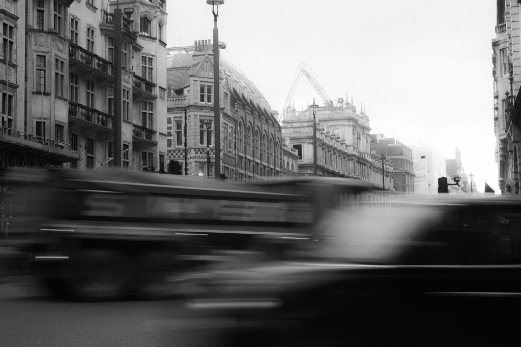 倫敦街頭黑白動態交通，展現英國駕駛的真實面貌與文化矛盾