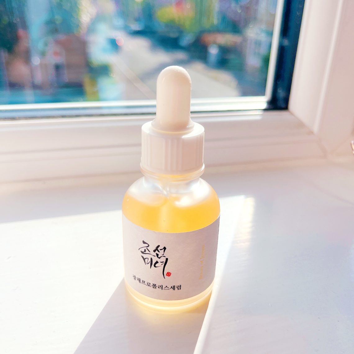 Glow Serum，不只是肌膚的亮澤，更是生活裡的一點溫柔光。這篇心得分享我如何把 Beauty of Joseon Glow Serum 融入每天的療癒 routine，讓極乾敏感肌也能穩定、透亮。