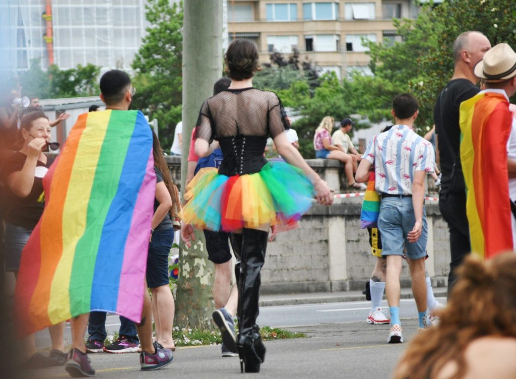 倫敦街頭的時尚法則：穿裙子不是女生的專利，有時候男生穿得還更搶眼。